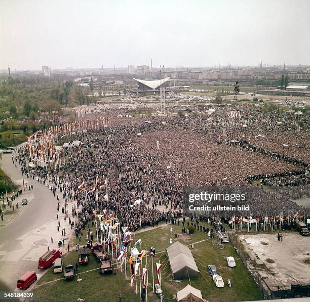 Germany / West-Berlin: Demonstration against the building of the wall at Platz der Republik.