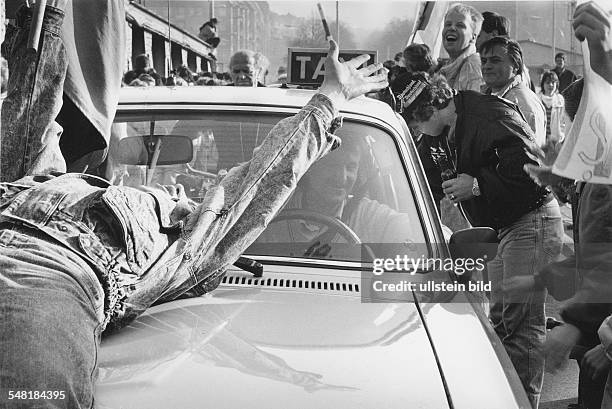 Germany / GDR, Berlin: The fall of the Wall. Taxi crossing the border at the Bornholm Bridge in Wedding.