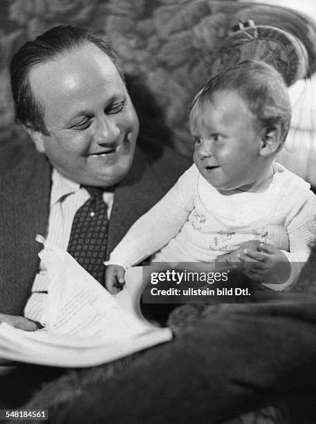 German actor Otto Wallburg with his son, Peter Klaus , 1931. Photographer: Zander & Labisch. Published by: 'Die Dame' 05/1931 Vintage property of...
