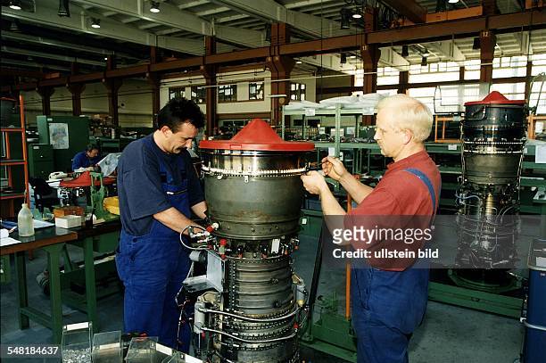 Werk in Ludwigsfelde. Arbeiter warten Helikopter - turbinen. - 1995