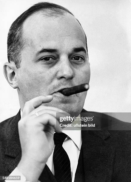 Barzel, Rainer *-+ Politiker, CDU, D - Portrait, mit Zigarre - 1966