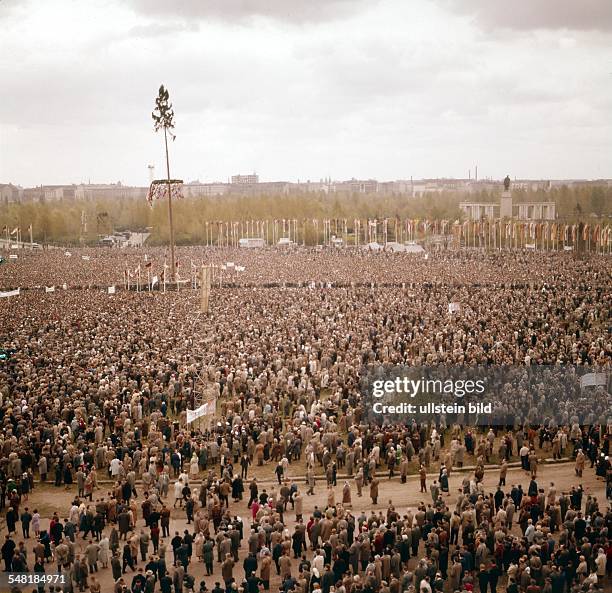 Germany / West-Berlin: Demonstration against the building of the wall at Platz der Republik.