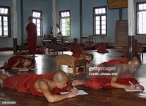 Junge buddhistische Mönche während des Unterrichts. Rangun, Myanmar - 2002