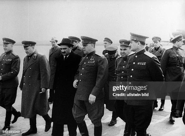 Ankunft der sowjetischen Delegation auf dem Flughafen Berlin - Tempelhof; in der Mitte: Stadtkommandant Nikolai E. Bersarin, rechts: General Wassilij...