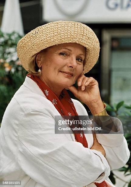 Kubitschek, Ruth Maria *- Schauspielerin, D - Halbportrait, traegt einen Strohhut und einen roten Schal - August 1997