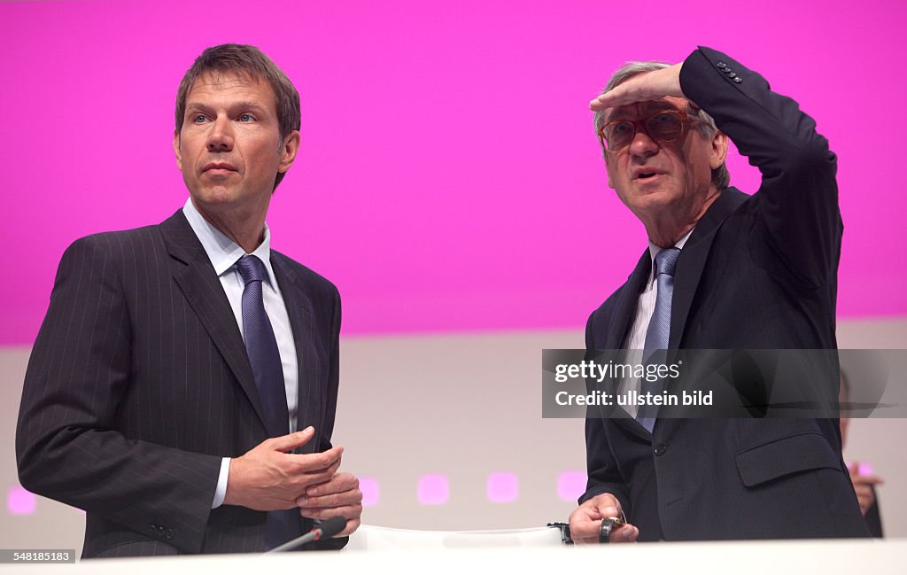 Obermann, Rene - CEO Deutsche Telekom AG, Germany - and Ulrich Lehner, chairman of the board (r) at the general business meeting