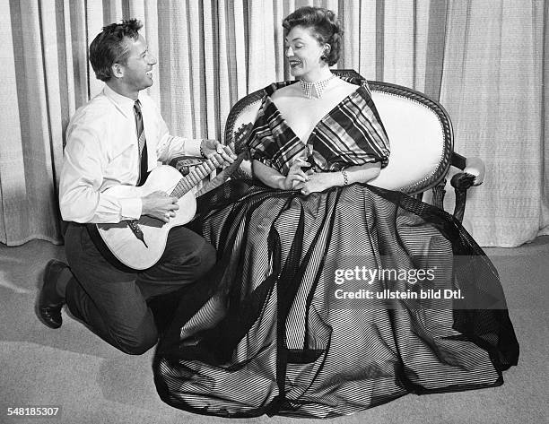 Leander, Zarah - Actress, singer, Sweden *-+ - Portrait with the German designer Heinz Oestergaard, singing and playing the guitarr - Vintage...