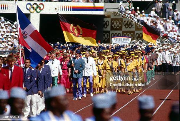 Eröffnungsfeier im Olympiastadion: Einmarsch der Mannschaft der DDR, dahinter die Olympiamannschaft der BRD