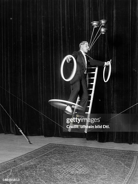 German Empire, artists: artist from the "Janowsky Trio" walks a tightrope at "Scala" Berlin - Photographer: Zander & Labisch - Published by:...