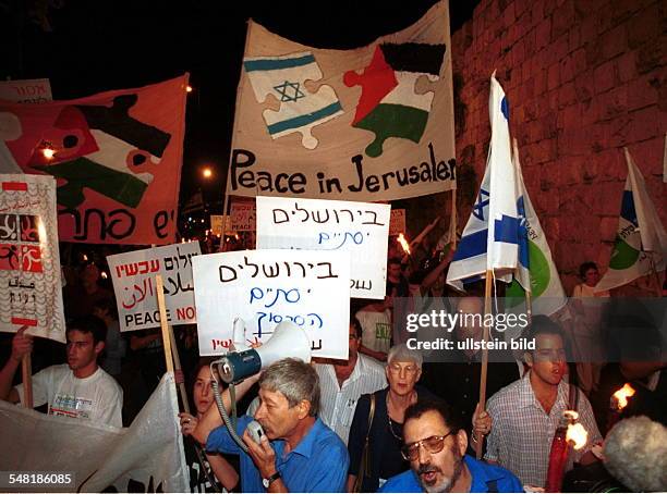 Aus Anlass des 7. Jahrestages des Abkommens von Oslo demonstrieren an der ehemaligen Grenze von Ost-Jerusalem zu West-Jerusalem Anhänger der...