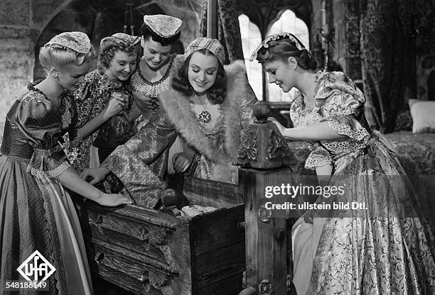 Leander, Zarah - Actress, Singer, Sweden *-+ - Scene from the movie 'Das Herz der Koenigin' - Zarah Leander in the role as Mary, Queen of Scots -...