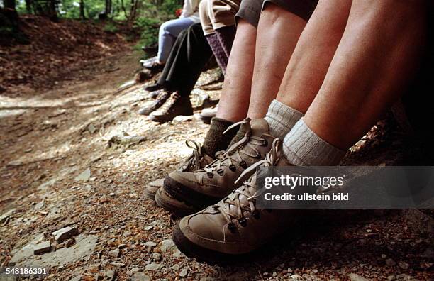 Symbolfoto Wandern: Füsse von Wanderern in Bergstiefeln - 1998