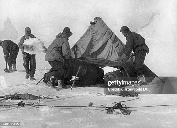 Polarforscher, GB - Südpol-Expedition : beim Aufbau eines Lagers auf dem Weg zum Südpol; v.l.n.r: Captain Oates, Scott , Evans Dr. Wilson. 1911/12