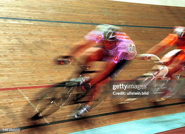 Bahnradsport, Sechs-Tage-Rennen im Velodrom in Berlin: zwei Fahrer in Aktion - Januar 1998