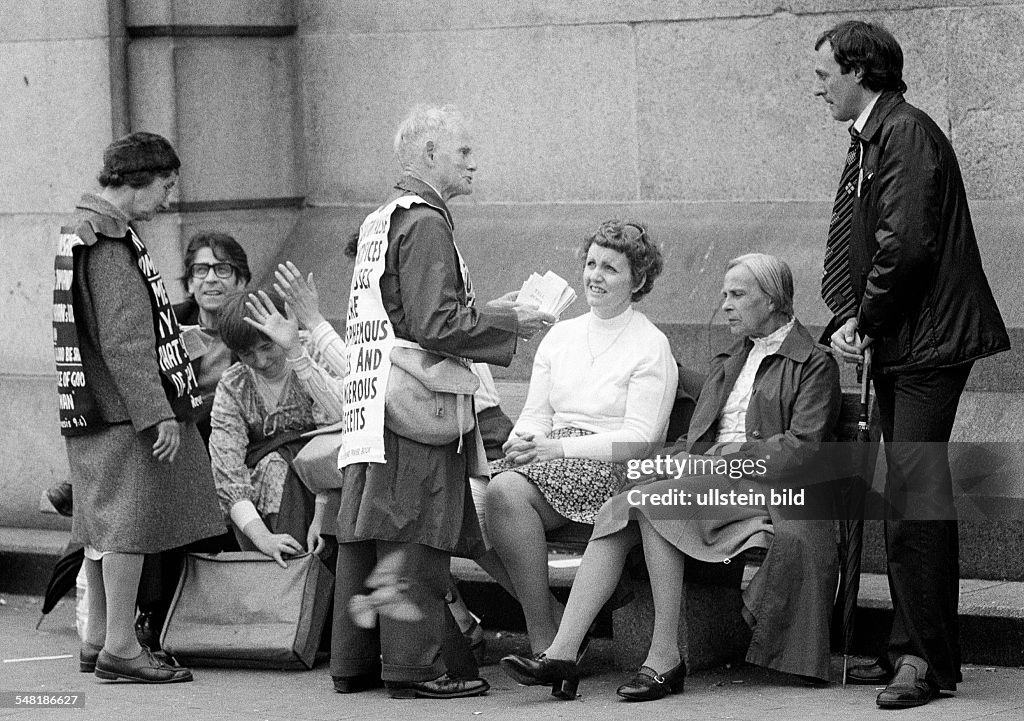 People on a peace demonstration, discussion of several participants, men, aged 30 to 40 years, aged 60 to 70 years, women, aged 40 to 50, aged 60 to 70 years, Great Britain, England, London - 02.06.1979