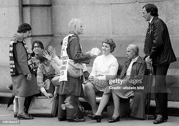 People on a peace demonstration, discussion of several participants, men, aged 30 to 40 years, aged 60 to 70 years, women, aged 40 to 50, aged 60 to...