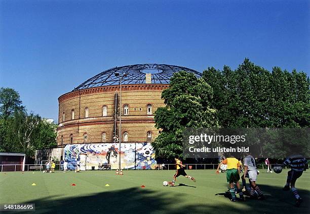 Blick auf den Gasbehälter zwischen Fichtestrasse und Graefestrasse; im Vordergrund Jungen beim Fussballspiel auf einem Kunstrasenplatz - Mai 1999