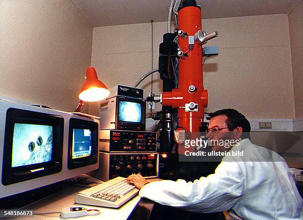 Labor des Bundesamts für Sera und Impfstoffe in Langen: ein Mitarbeiter sitzt vor verschiedenen Bildschirmen und Meßgeräten - Dezember 1995