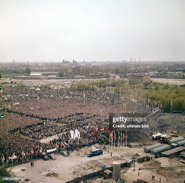 Germany / West-Berlin: Demonstration against the building of the wall at Platz der Republik.