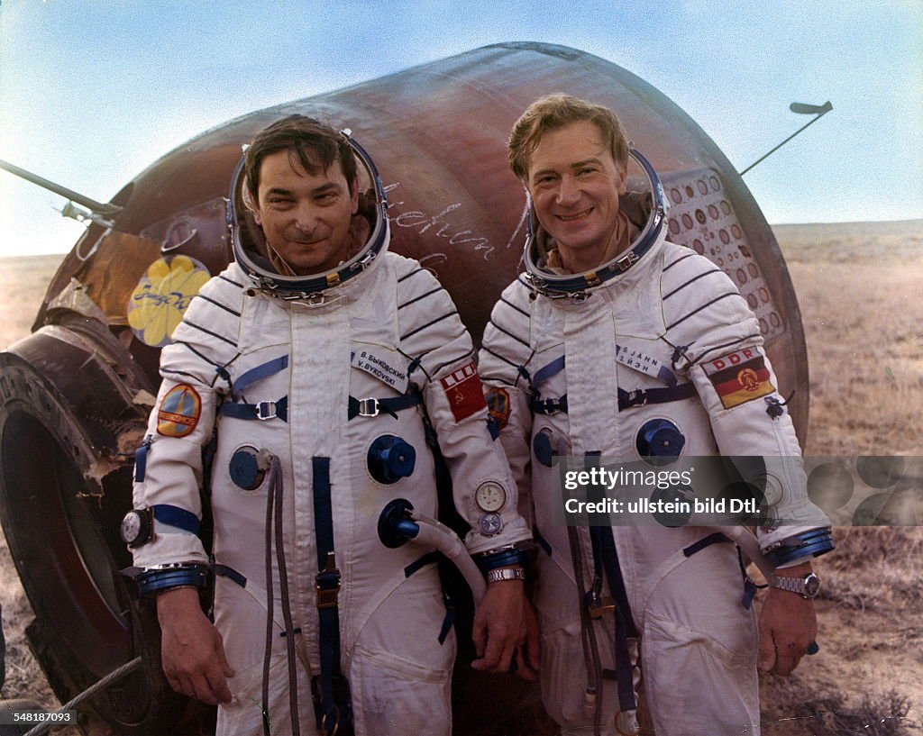 Soviet Union Spaceflight Program Intercosmos: return of the cosmonauts Valery Bykovsky (left) and Sigmund Jaehn (GDR) from their spaceflight with the capsule of Soyuz 29 -