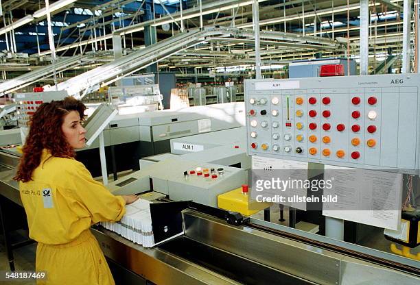 Briefverteilzentrum der Deutschen Post in Berlin: Mitarbeiterin kontrolliert die vollautomatische Briefsortiermaschine. - 1999