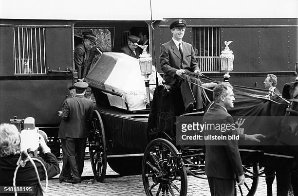 Ankunft der Särge von Friedrich II. Und Friedrich Wilhelm I. Auf dem Bahnhof Wildpark in Potsdam anlässlich der Beisetzung in Sanssouci