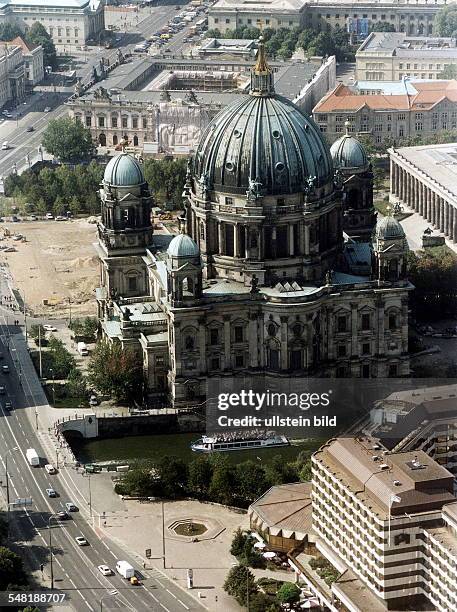 Blick aus erhöhter Sicht auf den Berliner Dom; dahinter das Deutsche Historische Museum im Zeughaus; im Vordergrund rechts ein Teil des Radisson...