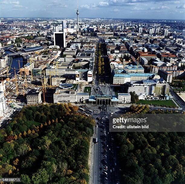 Luftaufnahme mit Blick über die östliche Stadt; von unten nach oben: Tiergarten, Brandenburger Tor, Pariser Platz, Strasse Unter den Linden,...