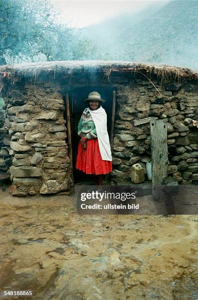 Chapaco - Indiofrau in der Provinz Tavija in Süd - Bolivien vor der Küche ihrer ärmlichen Hütte aus Naturstein. - 1995