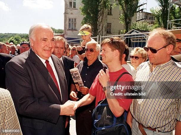 Bundeskanzler Helmut Kohl begrüsst während seiner Wahlkampfreise durch Mecklenburg- Vorpommern einen jungen Mann in Binz auf der Insel Rügen, umgeben...