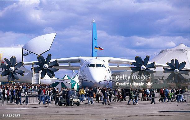 Auf dem Gelände des Flughafen Schönefeld: Besucher vor der Propellermaschine Antonow 70