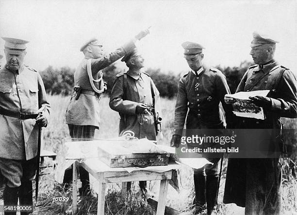 Wilhelm II - German Emperor, King of Prussia *27.01.1859 - + German Emperor First World War : An Officer shows to the Emperor Wilhelm II. What has...