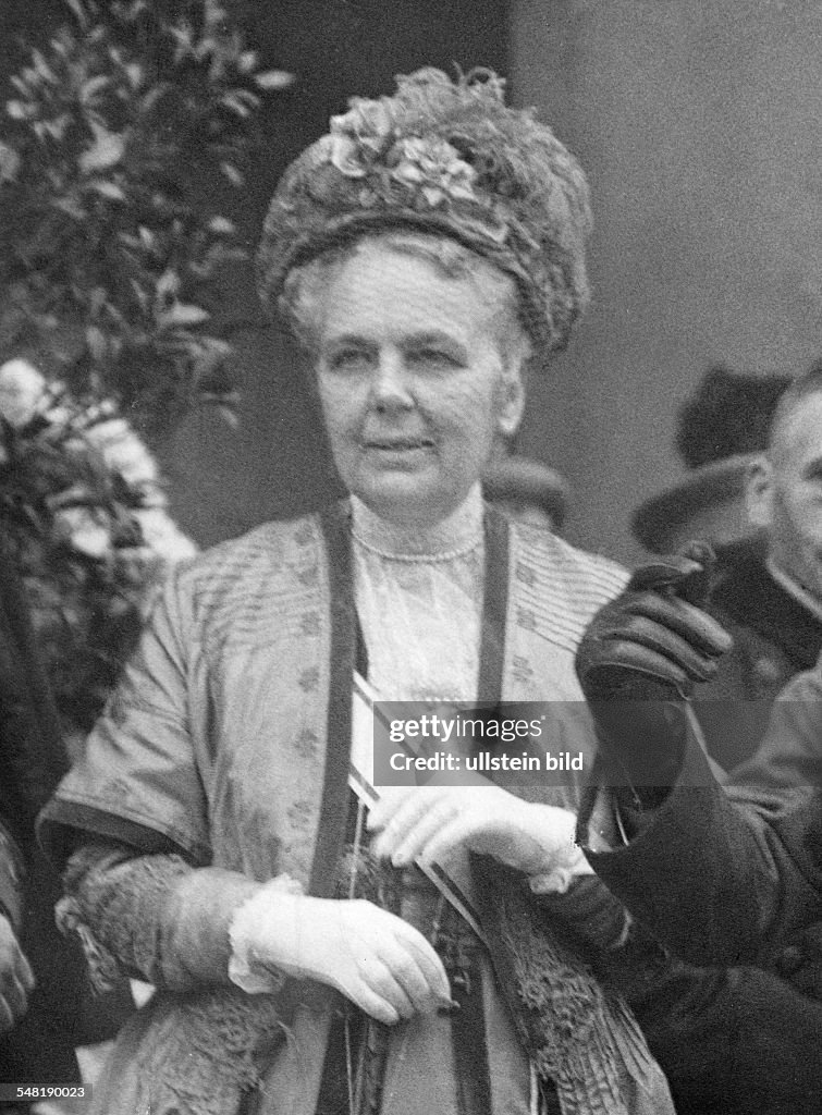 *1846 - 1926+ Countess, Constable of the Empress Augusta Victoria   - Portrait  - ca. 1921 - Photographer: Walter Gircke  - Published by: 'Zeitbilder' 33/1921  Vintage property of ullstein bild