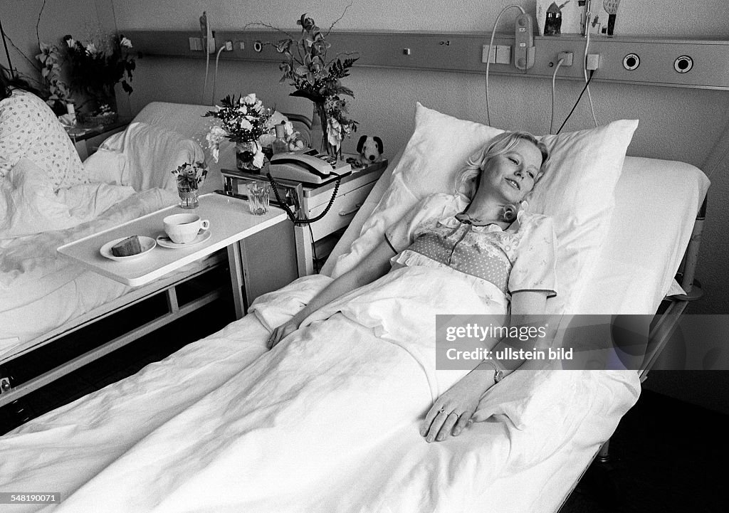 People, health, young woman lies in a sickbed of a hospital, aged 30 to 40 years, Elisabeth - 31.03.1982
