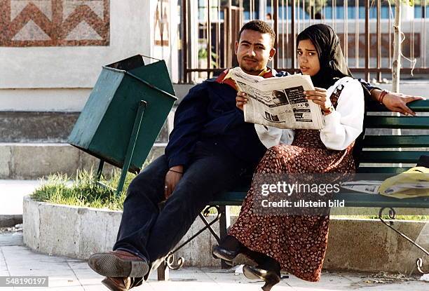 Junges Paar in einem Park in Kairo -