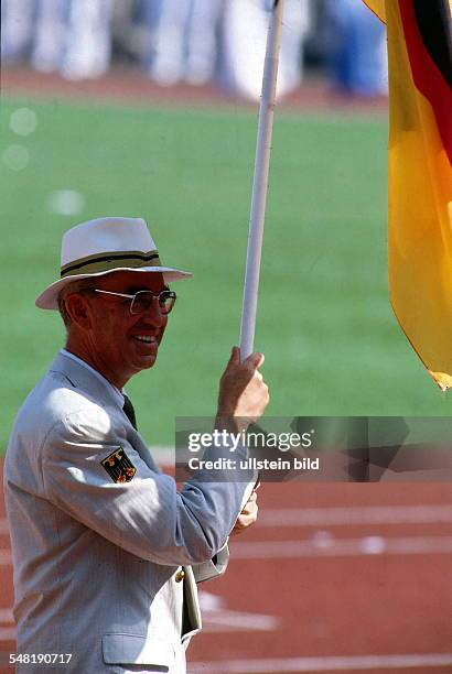 Eröffnungsfeier im Olympiastadion: Fahnenträger der deutschen Mannschaft Manfred Klein, Steuermann Ruderachter