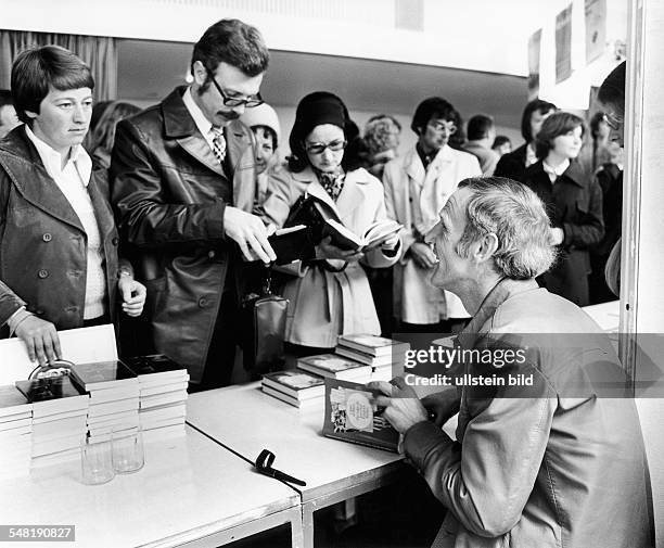 Bruyn, Guenter de *- Schriftsteller, D - signiert Buecher in der Kongresshalle in Berlin - 1976