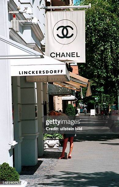 Luxusgeschäfte und Boutiquen zwischen Lietzenburger Strasse und Kurfürstendamm: Passantin vor einem Schaufenster - 1998