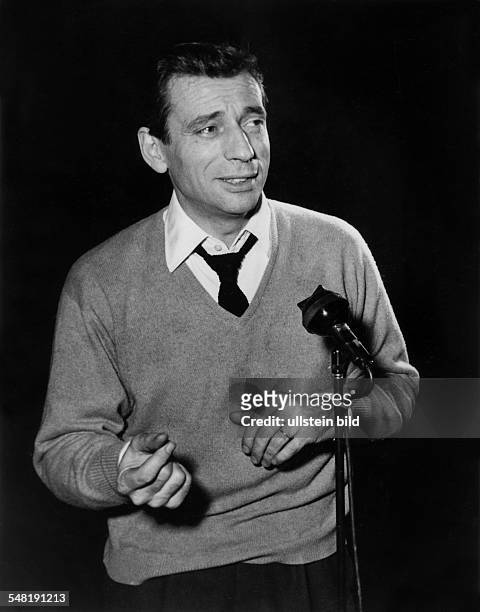 Montand, Yves *13.10..1991+ Schauspieler, Chansonnier, Frankreich - Halbportrait, steht hinter dem Mikrophon und singt - undatiert