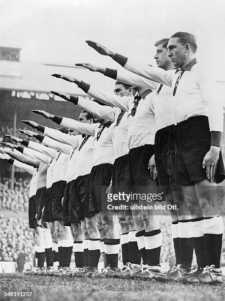 England - Deutschland im Wembley-Stadion in London: - Die Spieler der deutschen Mannschaft haben vor dem Spiel Aufstellung bezogen und heben den...