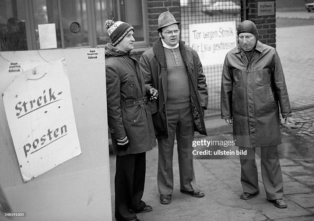 Economy, steel industry in the Ruhr area, strike on Thyssen in 1978, strike call, strike picketers, three men, aged 40 to 60 years, D-Duisburg, Rhine, Ruhr area, North Rhine-Westphalia - 15.12.1978