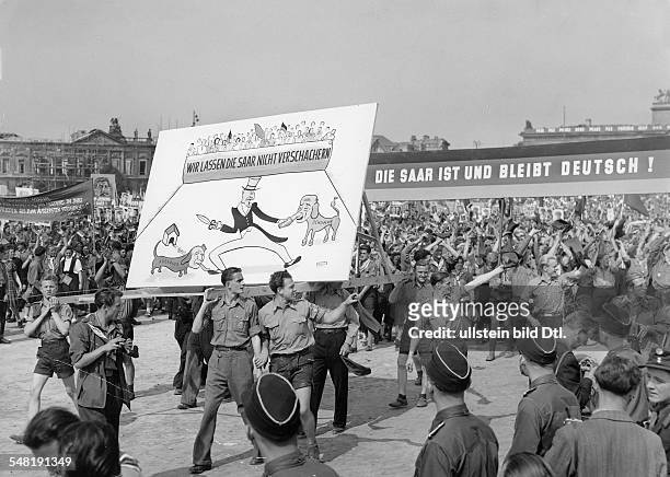 3rd World Festival of Youth and Students in Berlin/GDR Deployment of " Young German pacifists" of the FDJ on the occasion of the World Festival of...