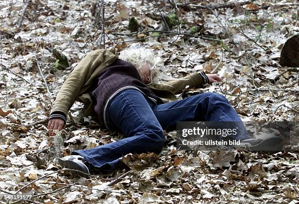 Tote Frau im Wald; Symbolbild: Verbrechen, Mord - 2002