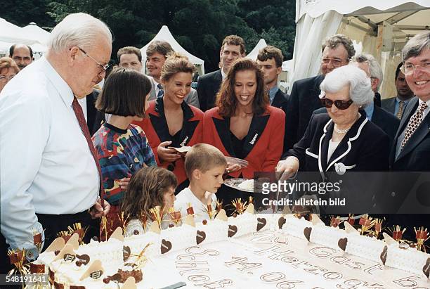 Herzog, Christiane *-+ Gattin von Bundespraesident Roman Herzog - Gartenfest in Schloss Bellevue zugunsten der , C.H. Schneidet eine Eistorte an,...
