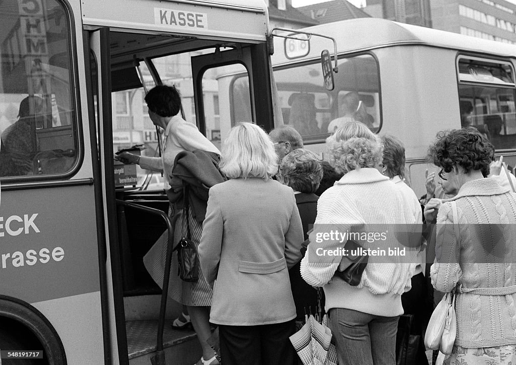 Road traffic, bus stop, passengers board a bus, D-Oberhausen, D-Oberhausen-Sterkrade, Ruhr area, North Rhine-Westphalia - 30.06.1978