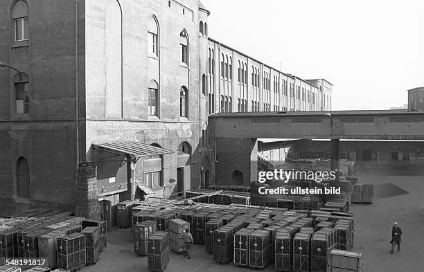 Berlin DDR, . Postkontrolle ohne gesetzliche Grundlage. Das Ministerium fuer Staatssicherheit der Deutschen Demokratischen Republik brach das...