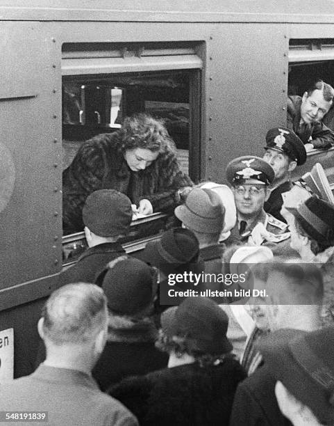 Leander, Zarah - Actress, singer, Sweden *-+ - Zarah Leander giving autographs out of a train at the station in Stralsund - 1939 Vintage property of...