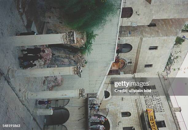 Die Chabad Lubawitch Synagoge im jüdischen Viertel im vorwiegend arabischen Ost-Jerusalem. Davor antike Säulen. - 00.08.1995