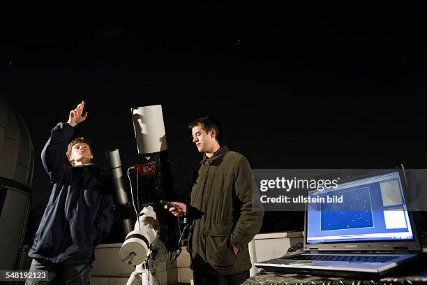 Deutschland, Berlin, : Junge Hobby-Astronomen mit Spiegelteleskop und Laptop auf dem Dach der Wilhelm-Foerster-Sternwarte. | DEU, Germany 03.2009:...