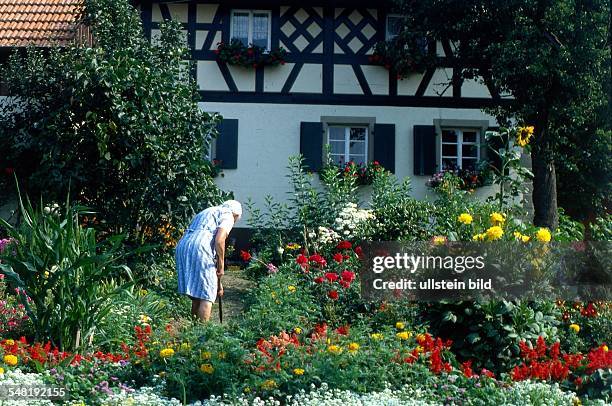 Frau bei Gartenarbeit in ihrem Garten - 1997